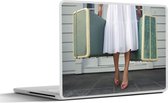 Laptop sticker - 10.1 inch - Vrouw op de veranda met twee vintage koffers - 25x18cm - Laptopstickers - Laptop skin - Cover