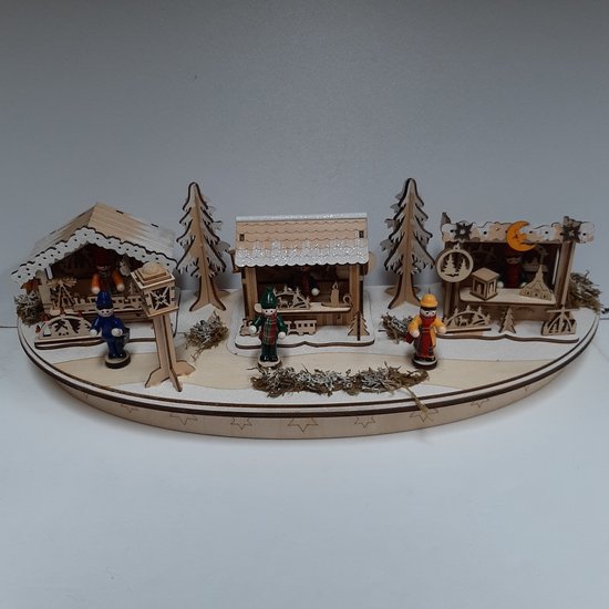 Handgemaakt houtsnijwerk tafereel kerstmarkt 45cm breed