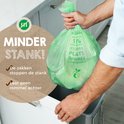 Hand met volle, groene, biologisch afbreekbare vuilniszak van 6L, zonder stank en rommel.