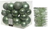 Kerstversiering kunststof kerstballen 6-8-10 cm met folieslingers pakket saliegroen van 28x stuks - Kerstboomversiering