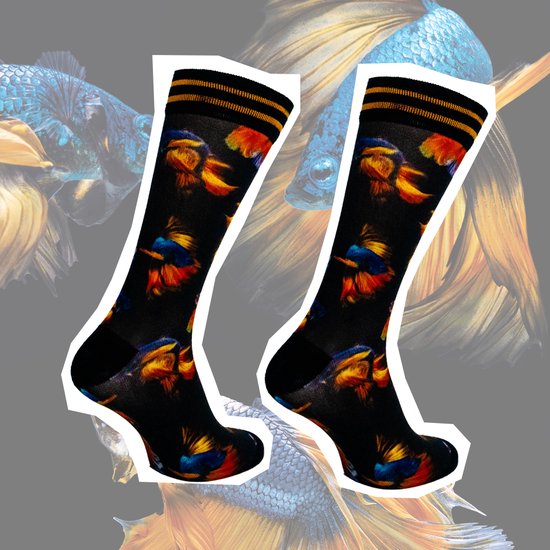 Zwarte sokken met een print van exotische vissen in oranje, blauw en geel. Oranje strepen aan de boord.