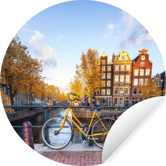 WallCircle - Muurstickers - Behangcirkel - Fiets voor de gracht met uitzicht op Amsterdamse architectuur - 80x80 cm - Muurcirkel - Zelfklevend - Ronde Behangsticker