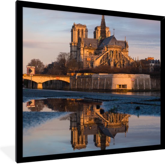 Fotolijst incl. Poster - De Notre Dame kathedraal weerspiegelt in het water in Parijs - 40x40 cm - Posterlijst