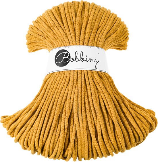 Gele Bobbiny macramé touw gebundeld met een papieren band.