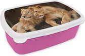 Broodtrommel Roze - Lunchbox - Brooddoos - Leeuwen - Bruin - Dieren - 18x12x6 cm - Kinderen - Meisje