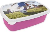 Broodtrommel Roze - Lunchbox Jongen voetbalt - Brooddoos 18x12x6 cm - Brood lunch box - Broodtrommels voor kinderen en volwassenen