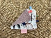 Knisperdoekje - labeldoekje roze minkyfleece met bosdieren, babyspeelgoed - kraamkado - kraamcadeau