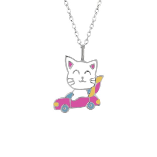 Zilverkleurige ketting met een witte kat in een roze auto, met gekleurde details. De kat heeft een grote glimlach.
