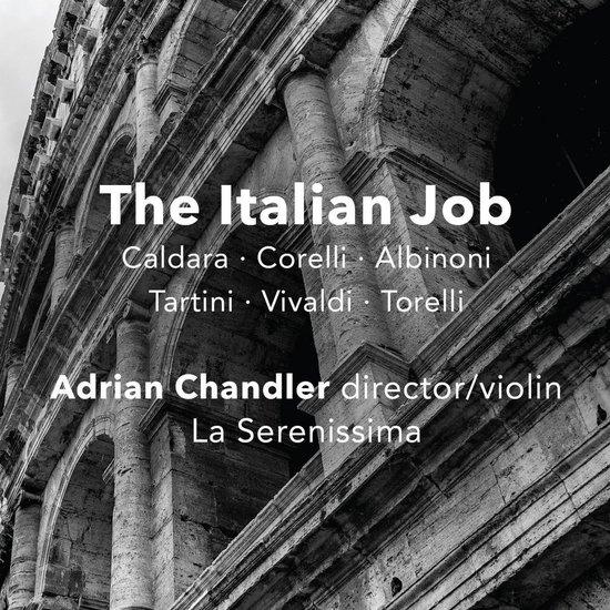 Albumhoes met tekst 'The Italian Job', componisten en uitvoerders, tegen een achtergrond van het Colosseum.