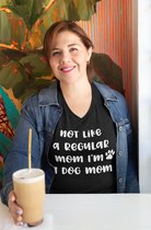 Not Like A Regular Mom I’m A Dog Mom T-Shirt, Leuke Mama Geschenken, Uniek Cadeau Voor Hondenmoeders, Unisex T-shirts Met V-hals, D002-012B, 3XL, Zwart