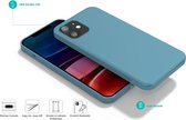 Coverzs Luxe Liquid Silicone case geschikt voor Apple iPhone 12 / 12 Pro - lichtblauw