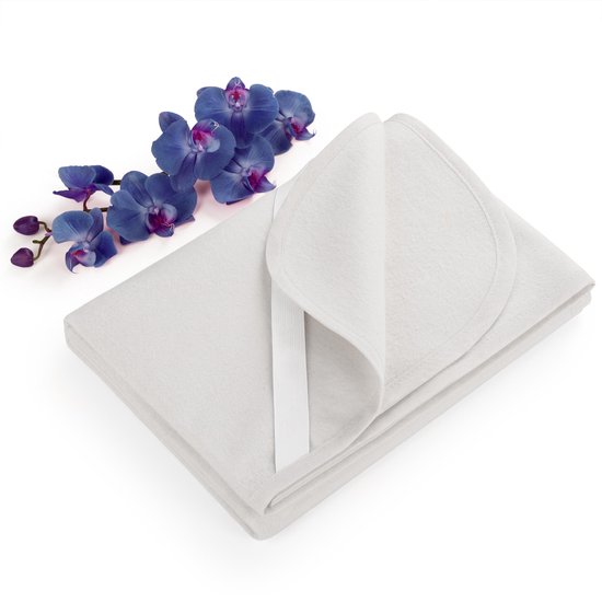 Lichtgrijze molton matrasbeschermer, opgevouwen, met een witte elastische band en blauwe orchideeën.