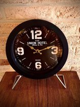 Metal Black Wood Table Clock Union Hotel 30 cm hoog - tafelklok - uurwerk - horloge - industriestijl - vintage - industrieel - klok - tafel - metaal - cadeau - geschenk - relatiegeschenk - kerst - nieuwjaar - verjaardag - origineel – interieur