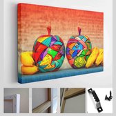 Decoratieve houten appels en bananen op heldere abstracte achtergrond. Appels worden met de hand gemaakt en beschilderd - Modern Art Canvas - Horizontaal - 364225967