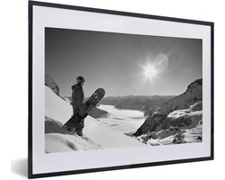 Fotolijst incl. Poster Zwart Wit- Een snowboard kijkt met zijn board uit op de besneeuwde bergtoppen - zwart wit - 40x30 cm - Posterlijst