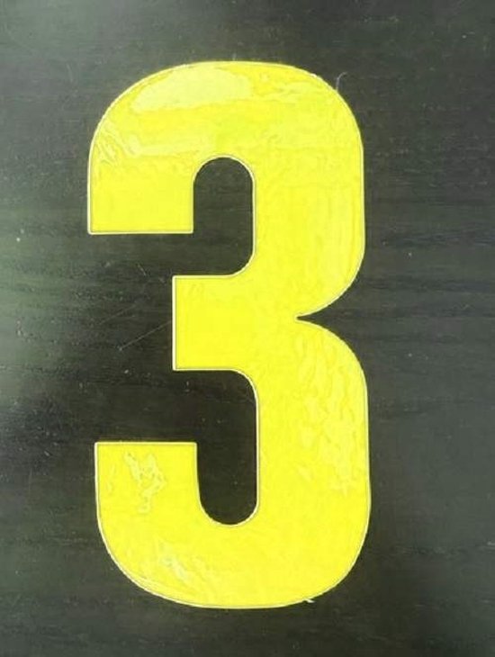 Gele cijfersticker met een glanzende, reflecterende afwerking. De tekst '3' is duidelijk zichtbaar.