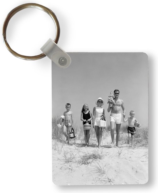 verzekering Archeologie bijnaam Sleutelhanger - Vintage gezin op vakantie in zwart-wit - Uitdeelcadeautjes  - Plastic | bol.com