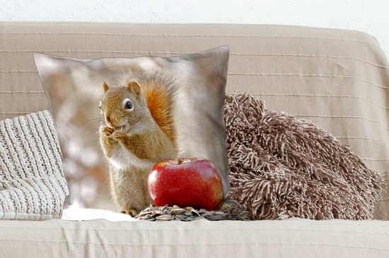Coussins Coussins décoratifs - Coussin - Un écureuil appréciant sa nourriture en hiver - 60x60 cm - Coussin en coton