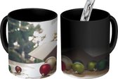 Magische Mok - Foto op Warmte Mokken - Koffiemok - De kerstmis snuisterijen met op de achtergrond een kerstboom - Magic Mok - Beker - 350 ML - Theemok