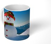 Mok - Koffiemok - Een kerstpop in het besneeuwde landschap tijdens de winter - Mokken - 350 ML - Beker - Koffiemokken - Theemok