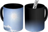 Magische Mok - Foto op Warmte Mok - Felle zon aan een blauwe hemel - 350 ML
