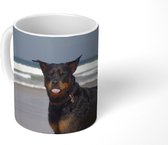 Mok - Koffiemok - Rottweiler die pret heeft op het strand - Mokken - 350 ML - Beker - Koffiemokken - Theemok