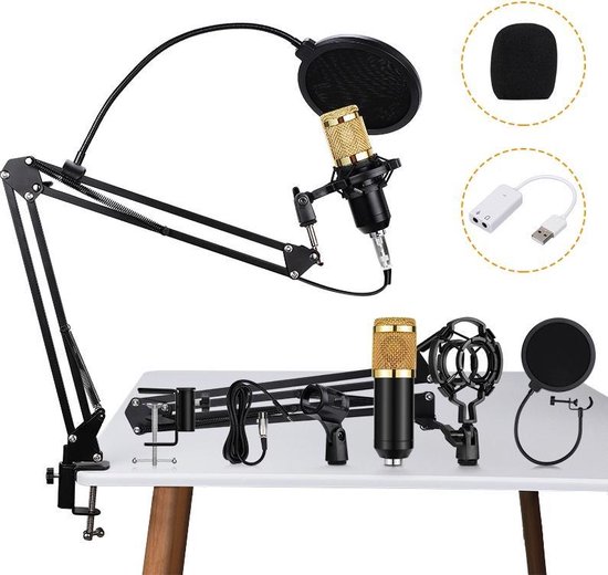 Microfoonset met zwarte microfoonarm, gouden microfoon, houder, popfilter en accessoires op een tafel.