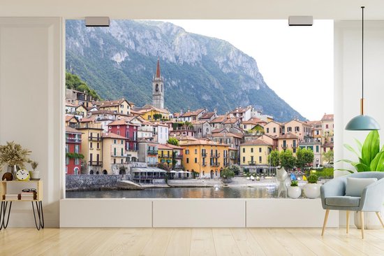 Papier peint Papier peint photo en vinyle - Le village de Varenna situé au bord de l'eau du lac de Côme largeur 360 cm x hauteur 240 cm - Tirage photo sur papier peint (disponible en 7 tailles)