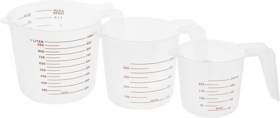 Trois gobelets mesureurs en plastique transparent avec graduations rouges en millilitres et litres.