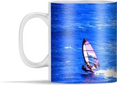 Mok - Twee windsurfers surfen op het water - 350 ml - Beker