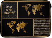 Laptophoes 14 inch - Wereldkaart - Collage - Spreuken - Goud - Laptop sleeve - Binnenmaat 34x23,5 cm - Zwarte achterkant