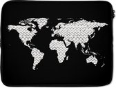 Laptophoes 15.6 inch - Wereldkaart - Patroon - Zwart - Laptop sleeve - Binnenmaat 39,5x29,5 cm - Zwarte achterkant