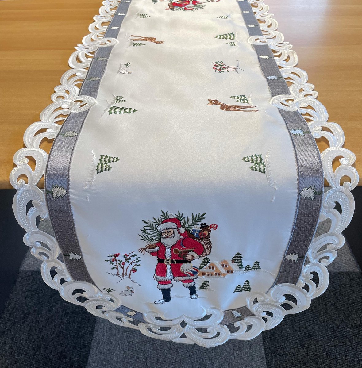 Tafelloper - Kerst - Wit met grijze rand en kerstman - Loper 130 cm