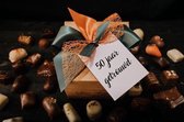 Chocolade cadeau - Doosje Belgische pralines "50 jaar getrouwd" 1 kg - Ambachtelijk vervaardigde bonbons - Chocolade geschenkset