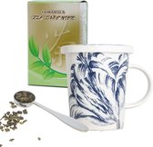 Thee set bestaande uit theebeker blauwe bloem 150 gram gezonde groene losse thee plus stalen maatlepel.