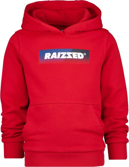 Rode trui van Raizzed met op de voorkant een geborduurd logo in blauw, wit en zwart.