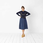 Donkerblauwe sweater met een gouden print van een ketting.