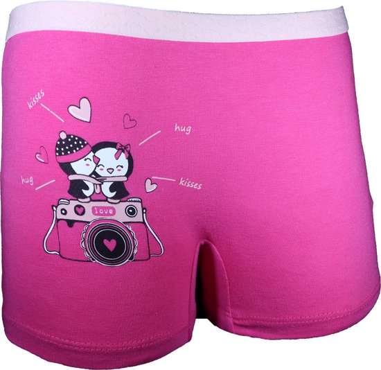 Roze boxershorts met twee pinguïns die elkaar omhelzen en kussen, bij een camera met "love".