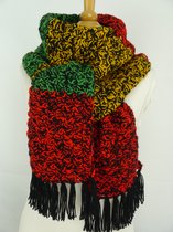 Lange warme gehaakte sjaal in rood geel groen zwart met zwarte franjes. Rasta-sjaal wintersjaal handgemaakt