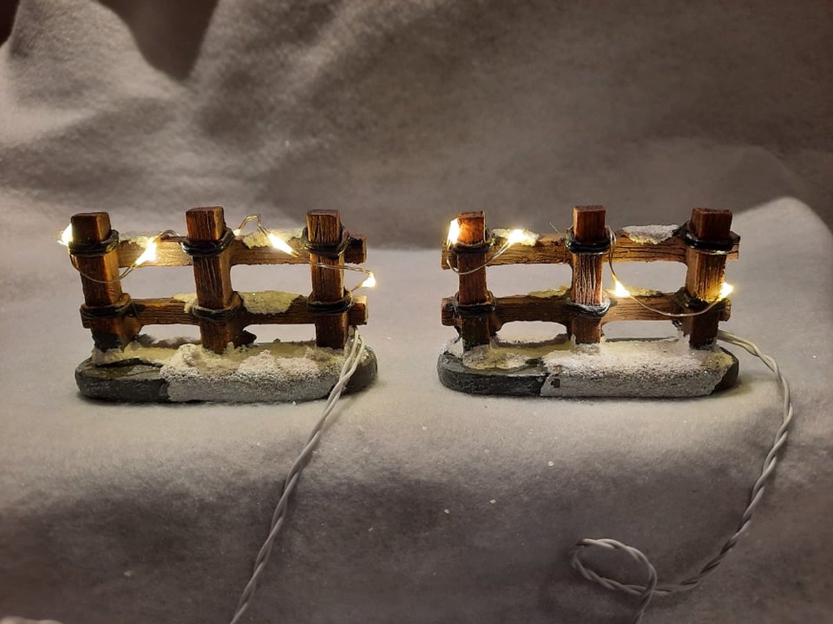 Luxe Verlichte Kerstdorp Hekjes Set van 4 (2x2) – Miniatuur Houten Hekken met LED Verlichting – Batterijgevoed – H5 cm – Sfeervolle Kerstdorp Accessoires – foto 2