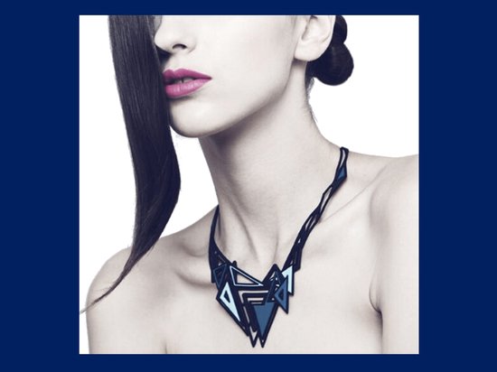 Batucada - Kheops - Collier van Plantaardige Oorsprong en Hypoallergeen - Vrouwen Ketting met driehoekige vormen - Antiallergisch Halsketting - Zwart - lengte 40/45 cm - effect Tattoo - oogt als Rubber - Vegan