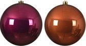 Kerstversieringen set van 2x grote kunststof kerstballen terra bruin en framboos roze 20 cm glans