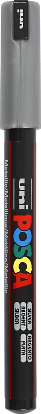 Staande zilveren Uni Posca marker met zwarte greep.