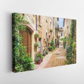 Bloemrijke straten op een regenachtige lentedag in een klein magisch dorp Pienza, Toscane - Modern Art Canvas - Horizontaal - 436469914 - 80*60 Horizontal