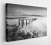 Fijn kunstbeeld in zwart-wit van verlaten steiger bij Pulau Pinang-eiland, Maleisië. Soft Focus door lange sluitertijd - Canvas Modern Art - Horizontaal - 1174890616 - 50*40 Horizo