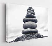 Stenen piramide op kiezelstrand symboliseert stabiliteit, zen, harmonie, balans. Ondiepe scherptediepte - Canvas Modern Art - Horizontaal - 561959941 - 80*60 Horizontal