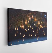 Nachtelijke huwelijksceremonie met veel vintage lampen en kaarsen op grote boom - Modern Art Canvas - Horizontaal - 675232714 - 40*30 Horizontal