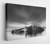 Zwart-wit, beeldende kunst, zeegezicht met lange blootstelling met scheepswrak mediterrane lucht, in Elefsis Bay, Griekenland - Modern Art Canvas - Horizontaal - 1740559442 - 50*40