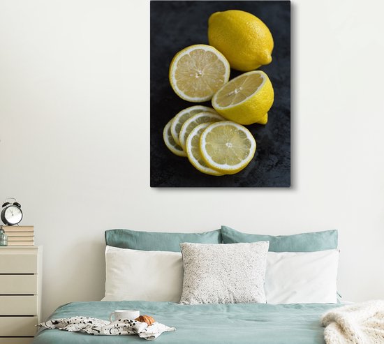 Un citron simplement rendu en plusieurs morceaux sur fond sombre Toile 120x160 cm - Tirage photo sur Toile (Décoration murale salon / chambre) XXL / Groot format!
