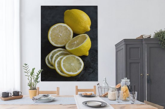 Un citron simplement rendu en plusieurs morceaux sur fond sombre Toile 120x160 cm - Tirage photo sur Toile (Décoration murale salon / chambre) XXL / Groot format!